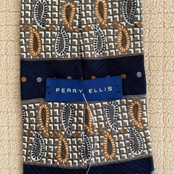 Perry Ellis Silk Tie - Picture 2 of 2